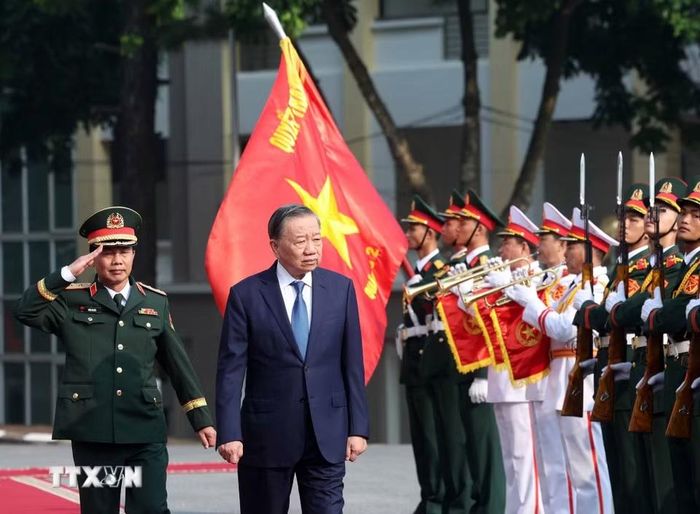 Tổng Bí thư, Chủ tịch nước Tô Lâm, Bí thư Quân ủy Trung ương duyệt đội Danh dự tại Lễ kỷ niệm. (Ảnh: Thống Nhất/TTXVN)
