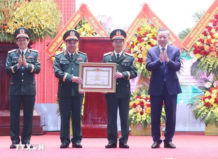 Tổng Bí thư, Chủ tịch nước Tô Lâm trao tặng Danh hiệu Anh hùng Lực lượng Vũ trang Nhân dân cho Quân khu 2. (Ảnh: Thống Nhất/TTXVN)