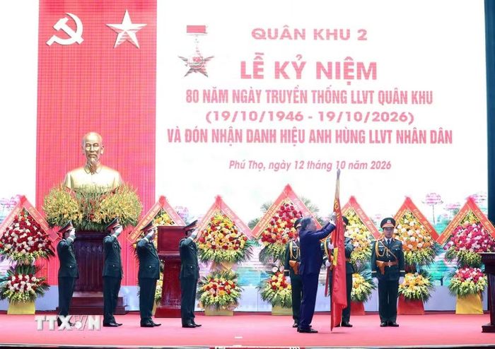 Tổng Bí thư, Chủ tịch nước Tô Lâm trao tặng Danh hiệu Anh hùng Lực lượng Vũ trang Nhân dân cho Quân khu 2. (Ảnh: Thống Nhất/TTXVN)
