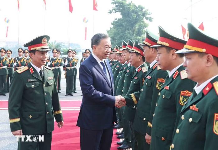 Cán bộ, chỉ huy Bộ Tư lệnh Quân khu 2 đón Tổng Bí thư, Chủ tịch nước Tô Lâm đến dự lễ kỷ niệm. (Ảnh: Thống Nhất/TTXVN)