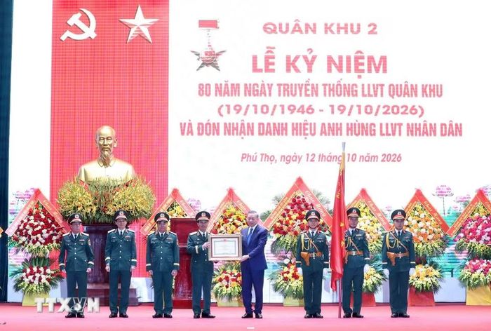 Tổng Bí thư, Chủ tịch nước Tô Lâm trao tặng Danh hiệu Anh hùng Lực lượng Vũ trang Nhân dân cho Quân khu 2. (Ảnh: Thống Nhất/TTXVN)