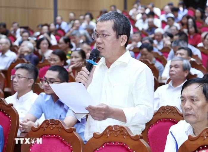 Cử tri Trần Minh Nhật, phường Thanh Khê, thành phố Đà Nẵng, đặt câu hỏi. (Ảnh: Phương Hoa/TTXVN)