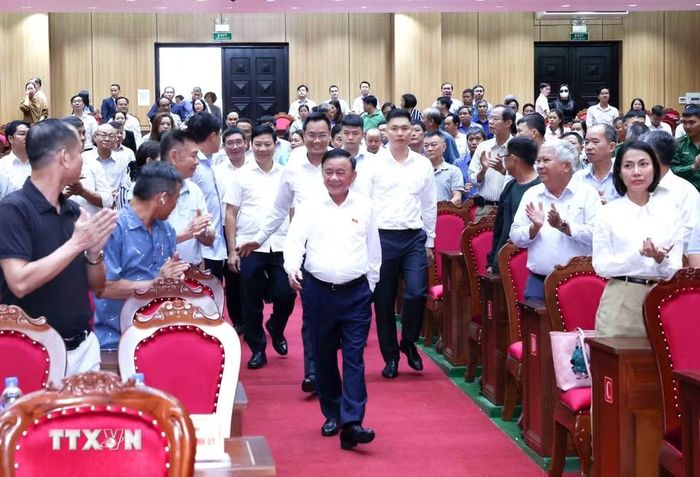 Thường trực Ban Bí thư Trần Cẩm Tú tiếp xúc cử tri thành phố Đà Nẵng. (Ảnh: Phương Hoa/TTXVN)