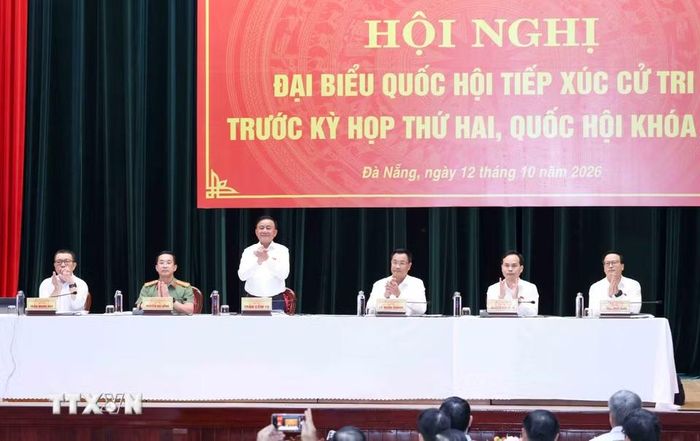 Thường trực Ban Bí thư Trần Cẩm Tú tiếp xúc cử tri tại thành phố Đà Nẵng. (Ảnh: Phương Hoa/TTXVN)