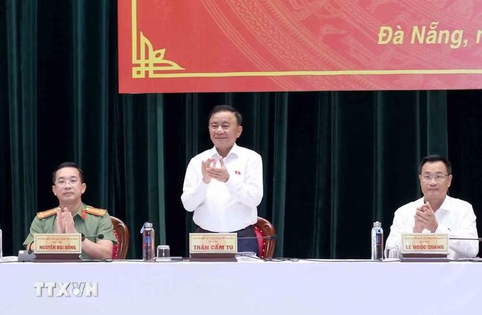 Thường trực Ban Bí thư Trần Cẩm Tú tiếp xúc cử tri tại thành phố Đà Nẵng. (Ảnh: Phương Hoa/TTXVN)