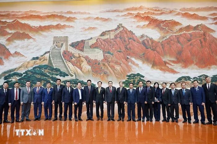 Chủ tịch Quốc hội Trần Thanh Mẫn với đại biểu chụp ảnh lưu niệm tại Bảo tàng Lịch sử Đảng Cộng sản Trung Quốc. (Ảnh: Doãn Tấn/TTXVN)