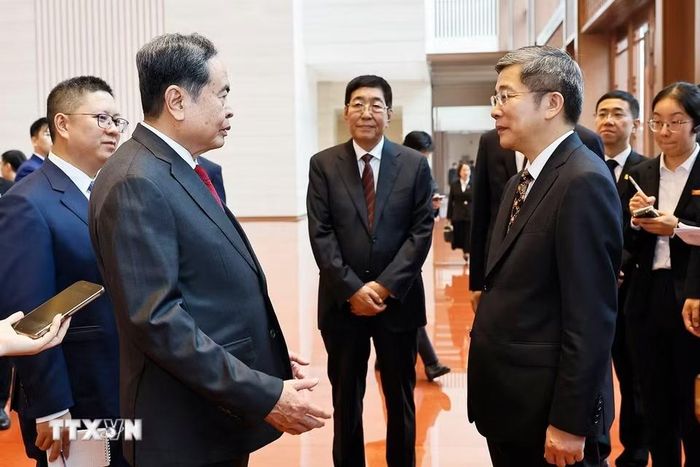 Chủ tịch Quốc hội Trần Thanh Mẫn với lãnh đạo Bảo tàng Lịch sử Đảng Cộng sản Trung Quốc. (Ảnh: Doãn Tấn/TTXVN)