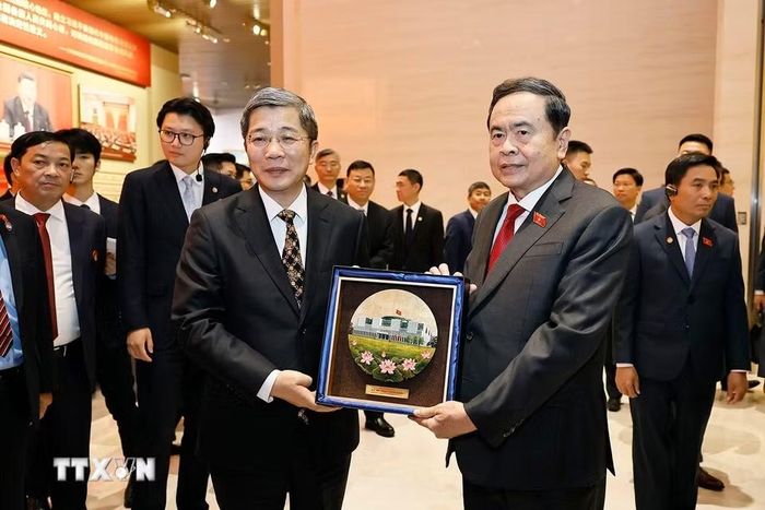 Chủ tịch Quốc hội Trần Thanh Mẫn tặng quà lưu niệm cho Bảo tàng Lịch sử Đảng Cộng sản Trung Quốc. (Ảnh: Doãn Tấn/TTXVN)