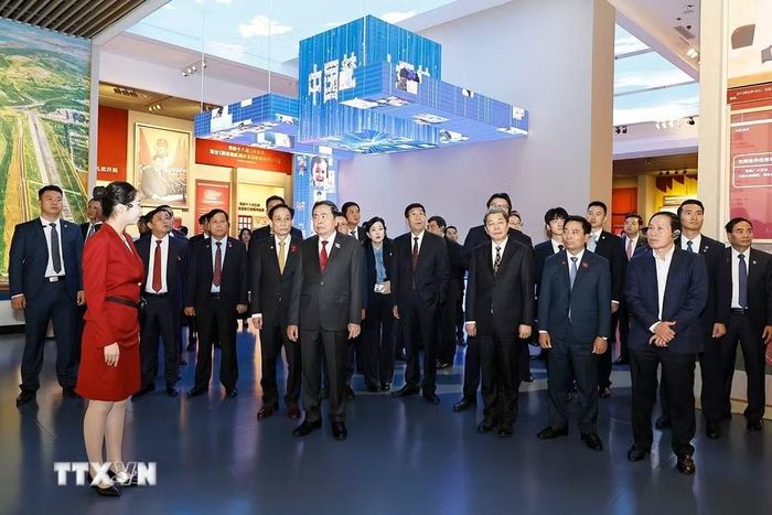 Chủ tịch Quốc hội Trần Thanh Mẫn và Đoàn đại biểu cấp cao Việt Nam tham quan Bảo tàng Lịch sử Đảng Cộng sản Trung Quốc. (Ảnh: Doãn Tấn/TTXVN)