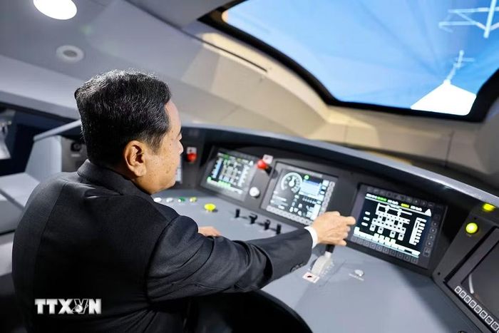 Chủ tịch Quốc hội Trần Thanh Mẫn lái tàu mô phỏng khi tham quan Bảo tàng Lịch sử Đảng Cộng sản Trung Quốc. (Ảnh: Doãn Tấn/TTXVN)