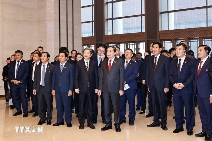 Chủ tịch Quốc hội Trần Thanh Mẫn và Đoàn đại biểu cấp cao Việt Nam tham quan Bảo tàng Lịch sử Đảng Cộng sản Trung Quốc. (Ảnh: Doãn Tấn/TTXVN)