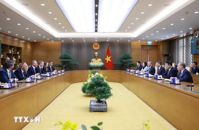 Thủ tướng Lê Minh Hưng tiếp Bộ trưởng Tài chính Luxembourg Gilles Roth. (Ảnh: Dương Giang/TTXVN)