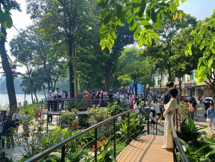 Bờ Hồ Gươm đông đúc người tới check-in ngay từ sớm (Ảnh: Thanh Nga/Vietnam+).