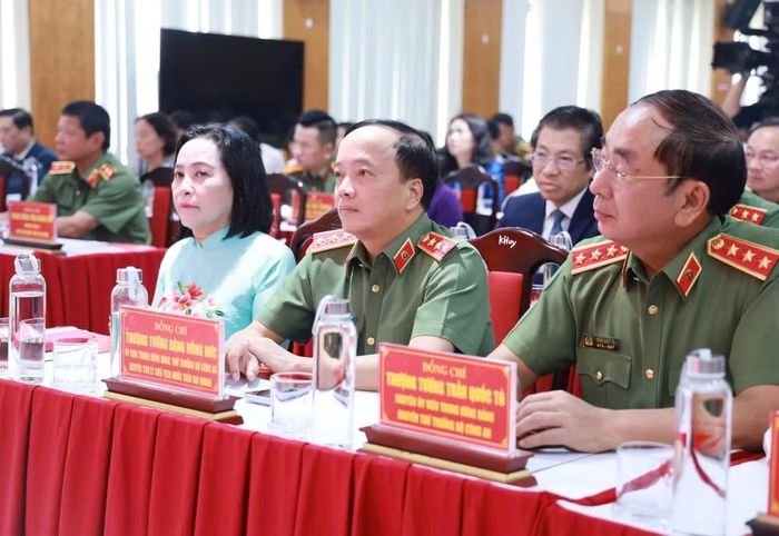 Các đại biểu dự lễ giới thiệu sách. (Ảnh: NXB)