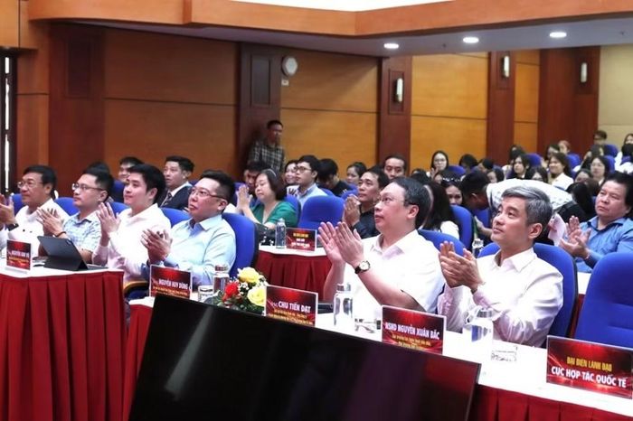 Các đại biểu dự chương trình. (Ảnh: Trần Huấn)