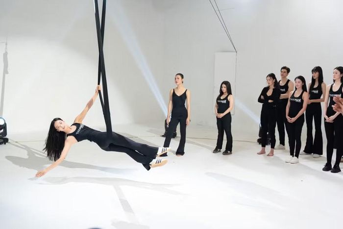 Trước khi bước vào phần thi, các thí sinh tham gia lớp Masterclass làm quen với yoga bay dưới sự hướng dẫn của huấn luyện viên. (Ảnh: BTC)