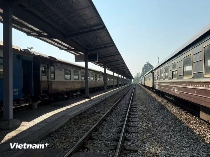 Tuyến đường sắt Hà Nội-Lào Cai ngày càng thu hút hành khách đi tàu do lịch trình và giờ đi thuận tiện. (Ảnh: PV/Vietnam+)