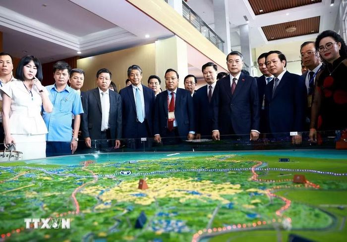 Thủ tướng Lê Minh Hưng xem quy hoạch tỉnh Hưng Yên thời kỳ 2021-2030, tầm nhìn đến năm 2050. (Ảnh: Dương Giang/TTXVN)
