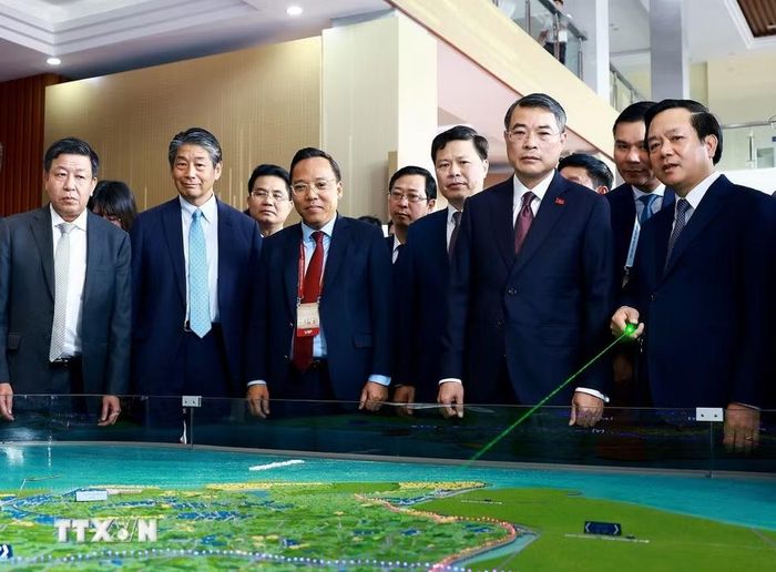 Thủ tướng Lê Minh Hưng xem quy hoạch tỉnh Hưng Yên thời kỳ 2021-2030, tầm nhìn đến năm 2050. (Ảnh: Dương Giang/TTXVN)
