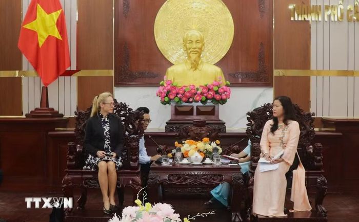 Bà Alessandra Tognonato, Tổng Lãnh sự Italy tại Thành phố Hồ Chí Minh làm việc với lãnh đạo thành phố Cần Thơ. (Ảnh: Nguyễn Hằng/TTXVN)