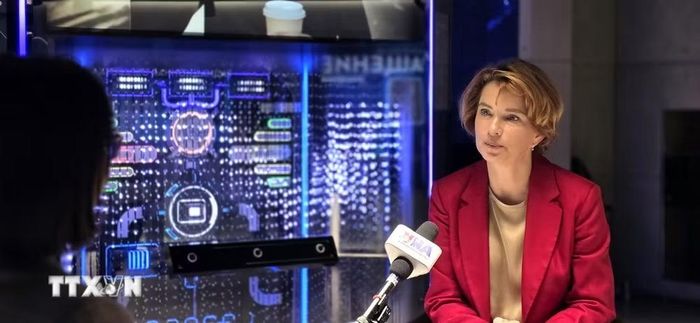 Tiến sỹ Ekaterina Soltseva, Giám đốc phụ trách Công nghệ lượng tử của Tập đoàn năng lượng Rosatom, trả lời phỏng vấn. (Ảnh: Trần Hải/TTXVN)
