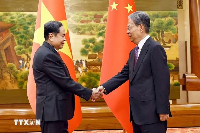 Ủy viên trưởng Ủy ban thường vụ Đại hội Đại biểu Nhân dân toàn quốc Trung Quốc Triệu Lạc Tế đón Chủ tịch Quốc hội Trần Thanh Mẫn. (Ảnh: Doãn Tấn/TTXVN)