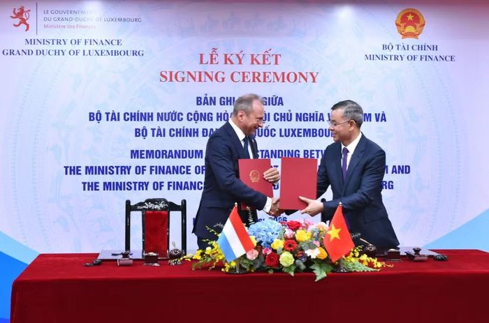 Hai Bộ trưởng trao Biên bản ghi nhớ. (Ảnh: Vietnam+)