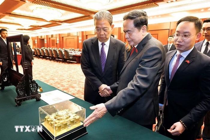 Chủ tịch Quốc hội Trần Thanh Mẫn và đồng chí Triệu Lạc Tế, Ủy viên Thường vụ Bộ Chính trị Trung ương Đảng Cộng sản Trung Quốc, Ủy viên trưởng Ủy ban thường vụ Đại hội Đại biểu Nhân dân toàn quốc Trung Quốc (Nhân đại) trao đổi tặng phẩm. (Ảnh: Doãn Tấn/TTXVN)