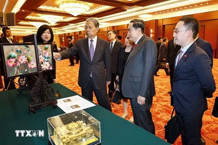 Chủ tịch Quốc hội Trần Thanh Mẫn và đồng chí Triệu Lạc Tế, Ủy viên Thường vụ Bộ Chính trị Trung ương Đảng Cộng sản Trung Quốc, Ủy viên trưởng Ủy ban thường vụ Đại hội Đại biểu Nhân dân toàn quốc Trung Quốc (Nhân đại) trao đổi tặng phẩm. (Ảnh: Doãn Tấn/TTXVN)