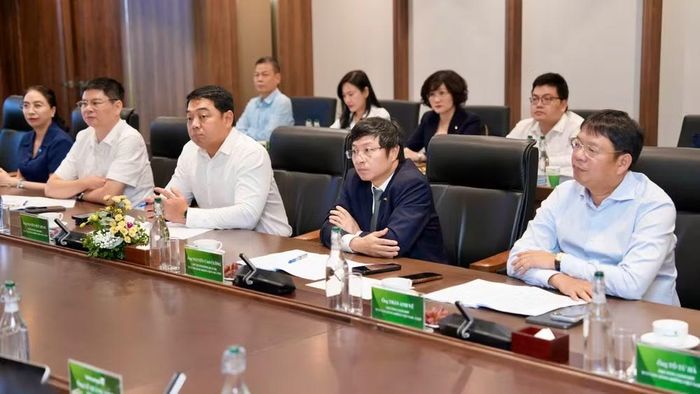 Lãnh đạo ACV cùng thành viên Hội đồng quản trị tại buổi làm việc với các ngân hàng. (Ảnh: PV/Vietnam+)
