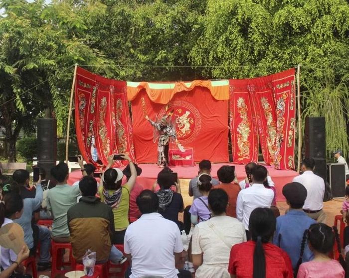 Hát bội phục vụ du khách tại Văn Thánh miếu Vĩnh Long. (Ảnh: Báo Vĩnh Long)