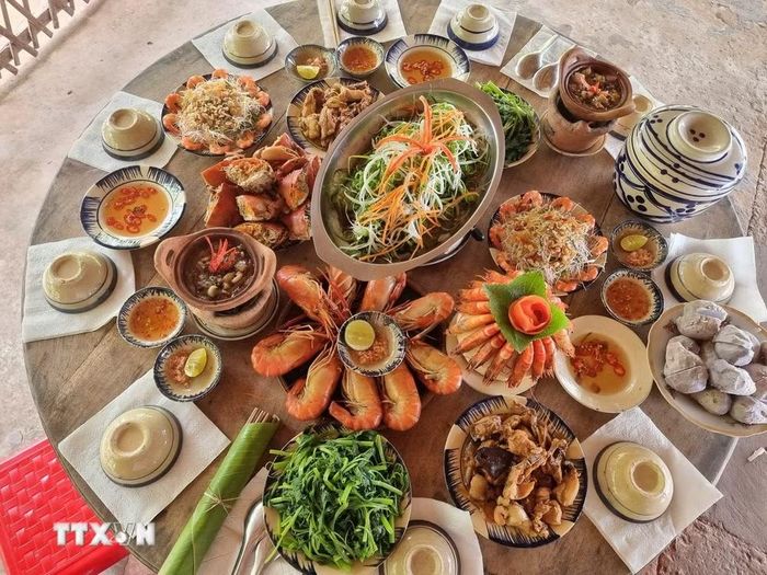 Ẩm thực thu hút du khách tại Điểm du lịch cộng đồng Cồn Chim, xã Hòa Minh (Vĩnh Long). (Ảnh: TTXVN phát)