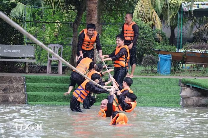 Du khách đến tham quan, vui chơi tại Khu Du lịch Lan Vương, phường An Hội, tỉnh Vĩnh Long. (Ảnh: Phúc Sơn/TTXVN)