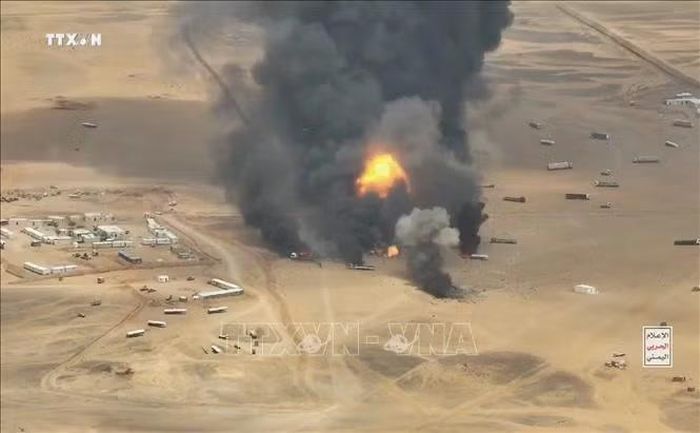 Ngày 7/10/2026, liên quân do Saudi Arabia dẫn đầu cho biết đã tiến hành chiến dịch quy mô lớn, phá hủy 82 mục tiêu quân sự của lực lượng Houthi tại các tỉnh Saada, Hodeidah, Al-Jawf và Marib. Chiến dịch diễn ra sau khi Houthi tấn công bằng tên lửa đạn đạo và thiết bị bay không người lái nhằm vào sân bay và cơ sở quân sự của Saudi Arabia, khiến ít nhất 12 người thiệt mạng và 309 người bị thương. Ảnh: Các xe tải được cho là chở thiết bị quân sự từ Saudi Arabia đến doanh trại Al-Wadiah do quân đội Chính phủ Yemen kiểm soát, bốc cháy sau khi trúng tên lửa đạn đạo của Houthi, tại tỉnh Hadramout. Ảnh: THX/TTXVN phát