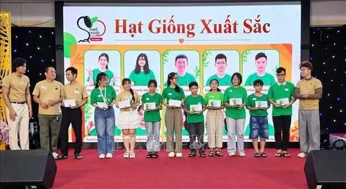 10 hạt giống nhỏ có thành tích xuất sắc được khen thưởng tại Lễ kỷ niệm 5 năm thành lập S-seeds.