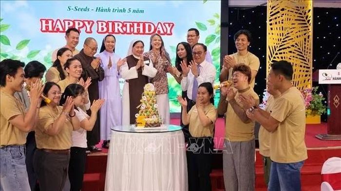 Thứ trưởng Bộ Nội vụ Vũ Chiến Thắng và Ban Điều hành Quỹ Hạt giống nhỏ thực hiện nghi lễ mừng sinh nhật.