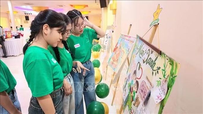 Các hạt giống nhỏ tại triển lãm báo tường do các em sáng tạo để tri ân sự đồng hành của S-Seeds.
