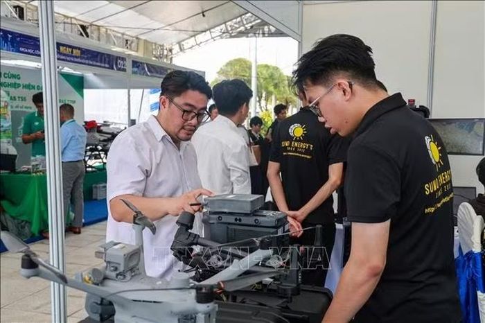 Phương tiện bay không người lái có tiềm năng ứng dụng trong giám sát, kiểm tra hiện trạng sản xuất nông nghiệp.