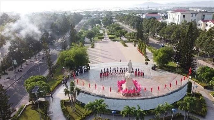 Không gian Tượng đài Chủ tịch Hồ Chí Minh góp phần gìn giữ, lan tỏa những giá trị lịch sử, giáo dục truyền thống yêu nước cho thế hệ trẻ. Ảnh: Đặng Tuấn/TTXVN
