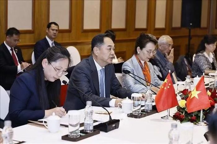 Chủ tịch Hội Hữu nghị đối ngoại nhân dân Trung Quốc Dương Vạn Minh phát biểu. Ảnh: Doãn Tấn/TTXVN