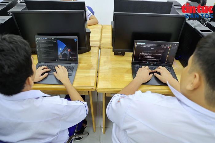 Học sinh sử dụng máy tính phục vụ học tập cần được hướng dẫn kỹ năng tự bảo vệ trên môi trường số.