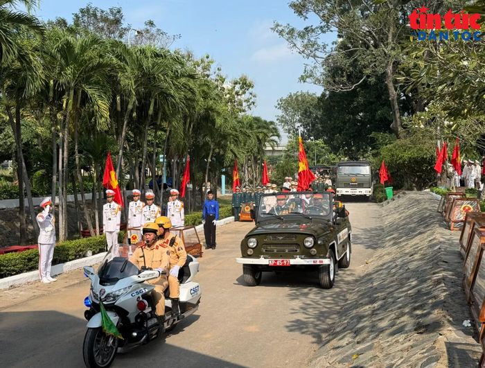 Khoảng 9 giờ, đoàn xe đưa hài cốt các liệt sĩ đã có mặt tại Nghĩa trang Liệt sĩ TP Hồ Chí Minh.