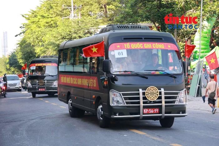 Đoàn xe đưa hài cốt liệt sĩ rời Công viên Lê Thị Riêng di chuyển về Nghĩa trang Liệt sĩ TP Hồ Chí Minh.