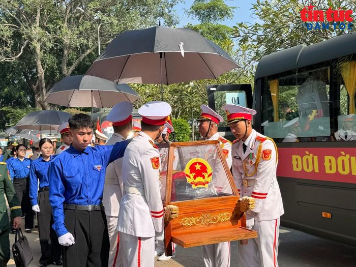 Cán bộ, chiến sĩ thành kính đưa hài cốt liệt sĩ xuống xe tại Nghĩa trang Liệt sĩ TP Hồ Chí Minh.