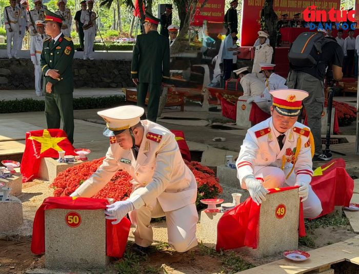 Các lực lượng nghiêm trang thực hiện nghi thức hạ huyệt hài cốt liệt sĩ.