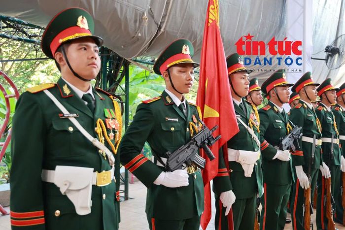 Cán bộ, chiến sĩ phối hợp chuẩn bị cho các nghi lễ tưởng niệm liệt sĩ.