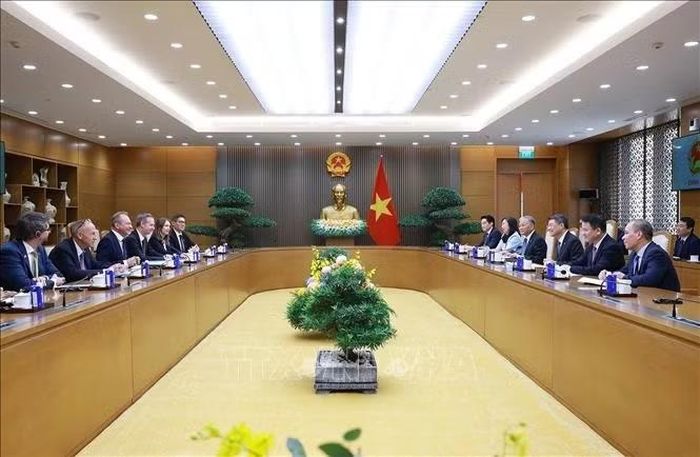 Thủ tướng Lê Minh Hưng tiếp Bộ trưởng Tài chính Luxembourg Gilles Roth. Ảnh: Dương Giang/TTXVN