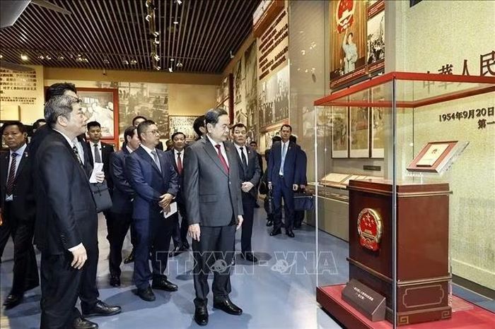 Chủ tịch Quốc hội Trần Thanh Mẫn và Đoàn đại biểu cấp cao Việt Nam tham quan Bảo tàng Lịch sử Đảng Cộng sản Trung Quốc. Ảnh: Doãn Tấn/TTXVN