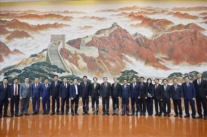 Chủ tịch Quốc hội Trần Thanh Mẫn với đại biểu chụp ảnh lưu niệm tại Bảo tàng Lịch sử Đảng Cộng sản Trung Quốc. Ảnh: Doãn Tấn/TTXVN