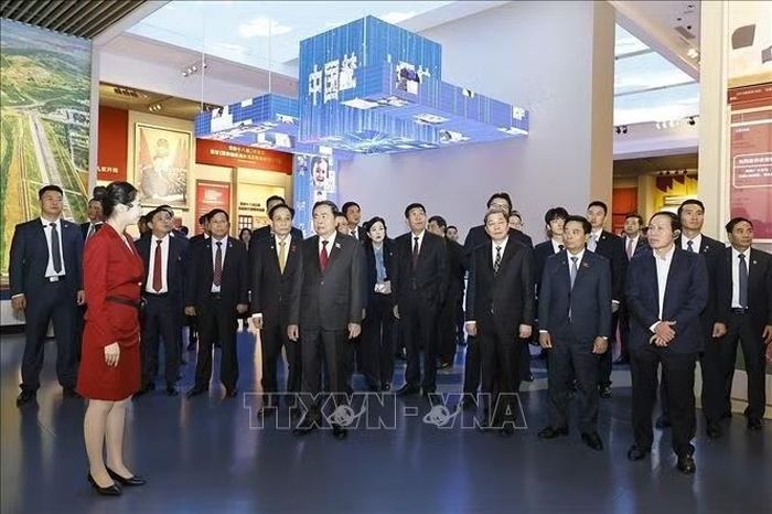 Chủ tịch Quốc hội Trần Thanh Mẫn và Đoàn đại biểu cấp cao Việt Nam tham quan Bảo tàng Lịch sử Đảng Cộng sản Trung Quốc. Ảnh: Doãn Tấn/TTXVN
